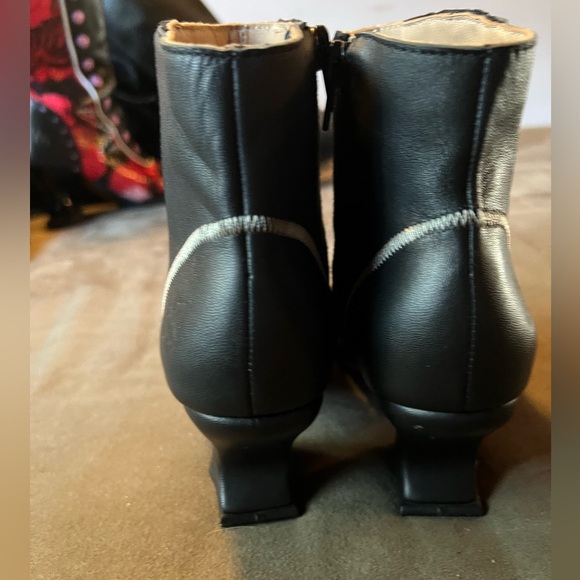 Fluevog Super Fine "Highness" zippered ankle boots, NWOB, black / silver, size 7 - Picture 5 of 14